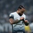 Memphis Depay aponta para o emblema do Corinthians
