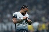 Memphis Depay aponta para o emblema do Corinthians