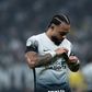 Memphis Depay aponta para o emblema do Corinthians