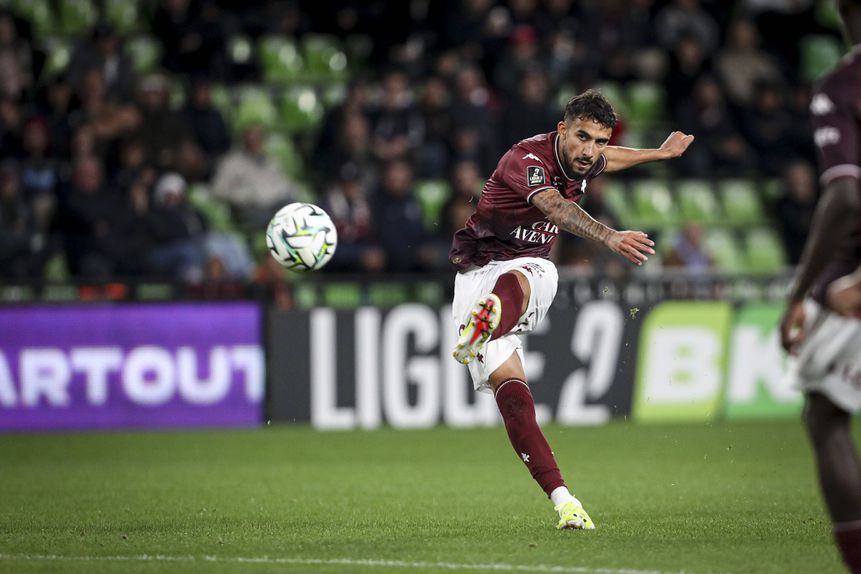 Famalicão continua bastante interessado na contratação de Simon Elisor e a transferência pode consumar-se neste defeso