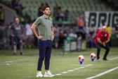 Abel Ferreira, treinador do Palmeiras, olha para o relvado