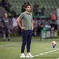Abel Ferreira, treinador do Palmeiras, olha para o relvado