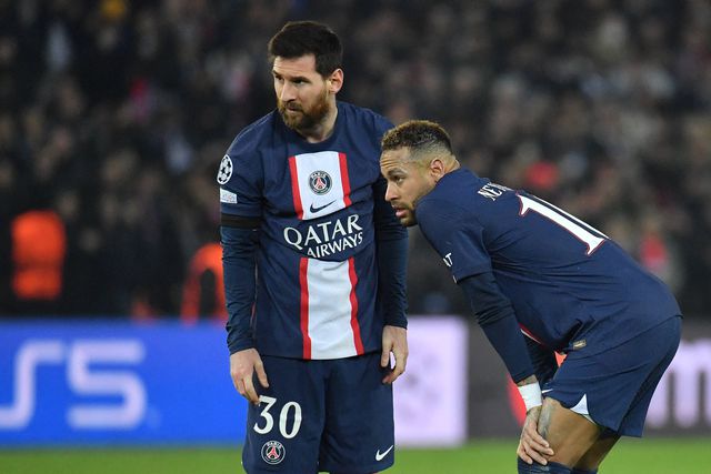 Messi e Neymar conferenciam antes de um lance de bola parada para o PSG
