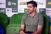 Abel Ferreira, treinador do Palmeiras, sentado no banco de suplentes