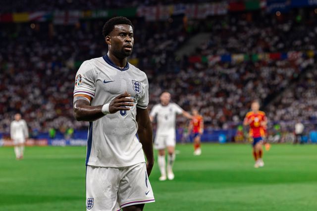 Man. City: novo central de Guardiola vai ter salário de superestrela