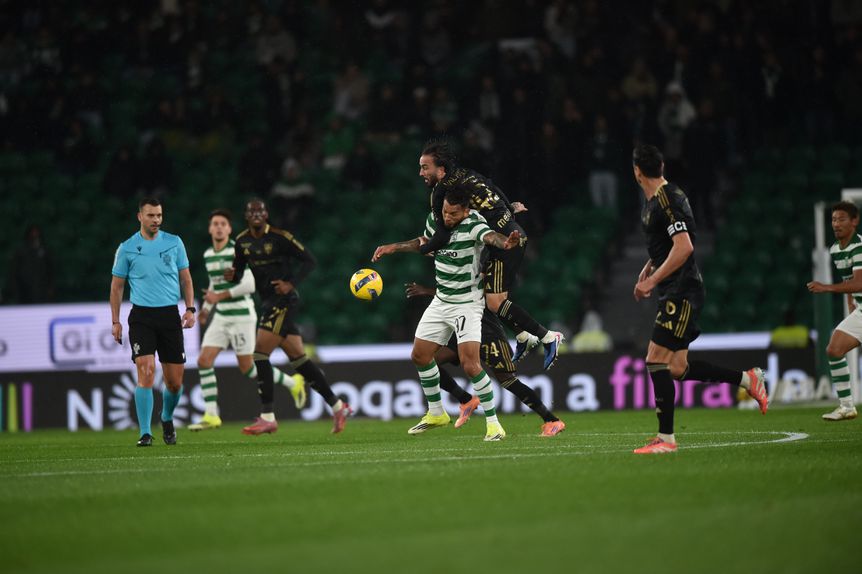 Seba Pérez em luta com Luis Suárez (Foto: Miguel Nunes)