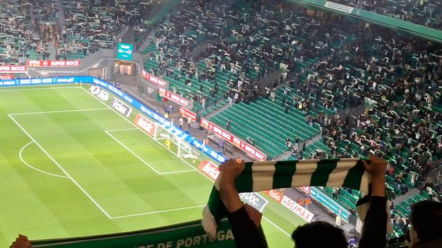 Hino leonino antes do apito inicial em Alvalade