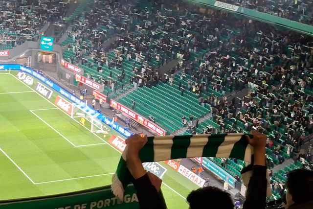 Hino leonino antes do apito inicial em Alvalade