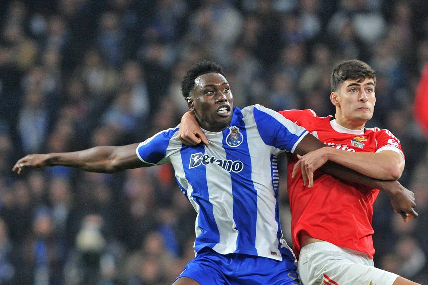 Espanhol em duelo com António Silva, durante o clássico no Dragão a contar para a Taça da Liga