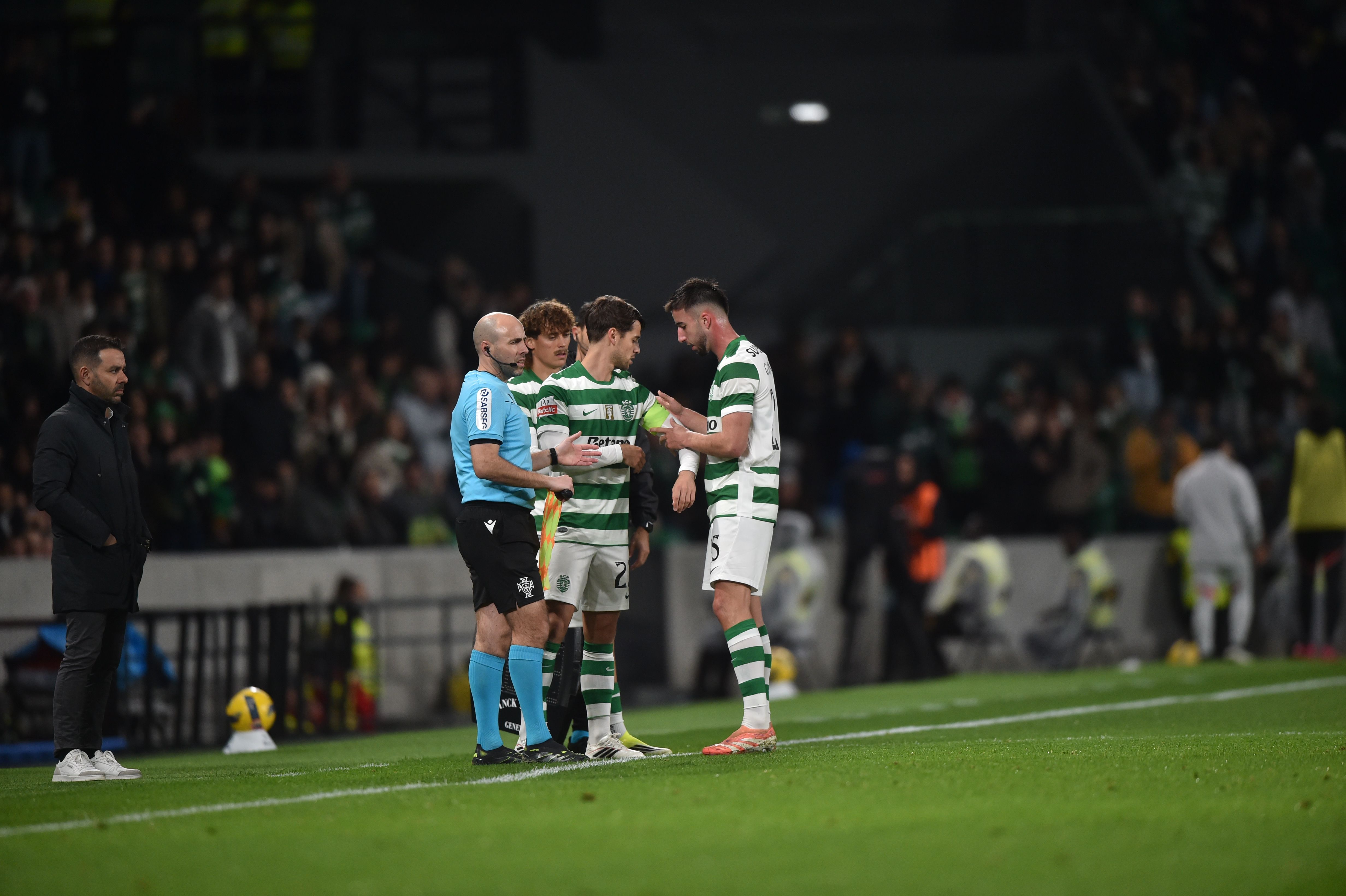 Inácio a dar braçadeira a Bragança - Foto: Miguel Nunes