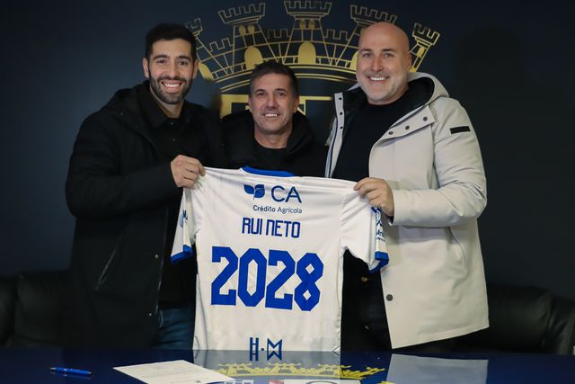 Treinador Rui Neto renova pelo Barcelos antes de visitar a Luz