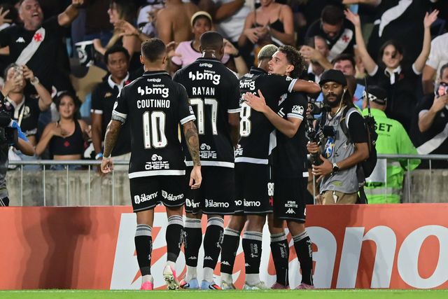 Nuno Moreira festeja com companheiros do Vasco