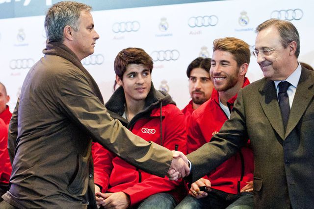 José Mourinho e Florentino Pérez numa ação comercial do Real Madrid em 2012 — Foto: IMAGO