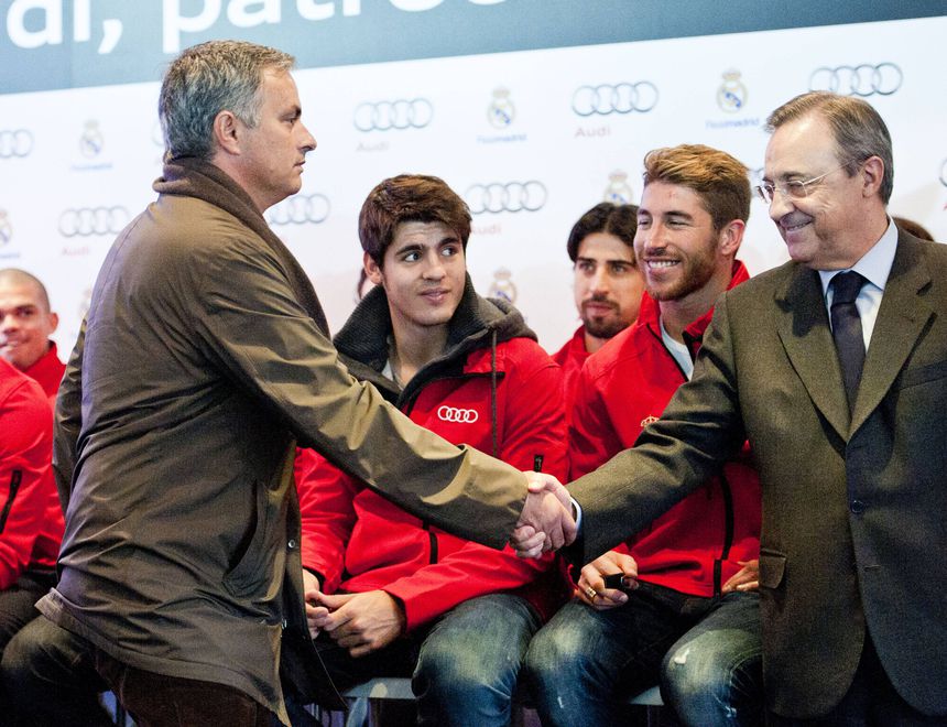 José Mourinho e Florentino Pérez numa ação comercial do Real Madrid em 2012 — Foto: IMAGO