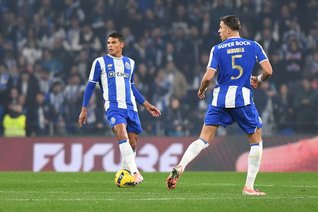 Thiago Silva e Bednarek em ação na partida frente ao Benfica - Foto: Catarina Morais/Kapta+