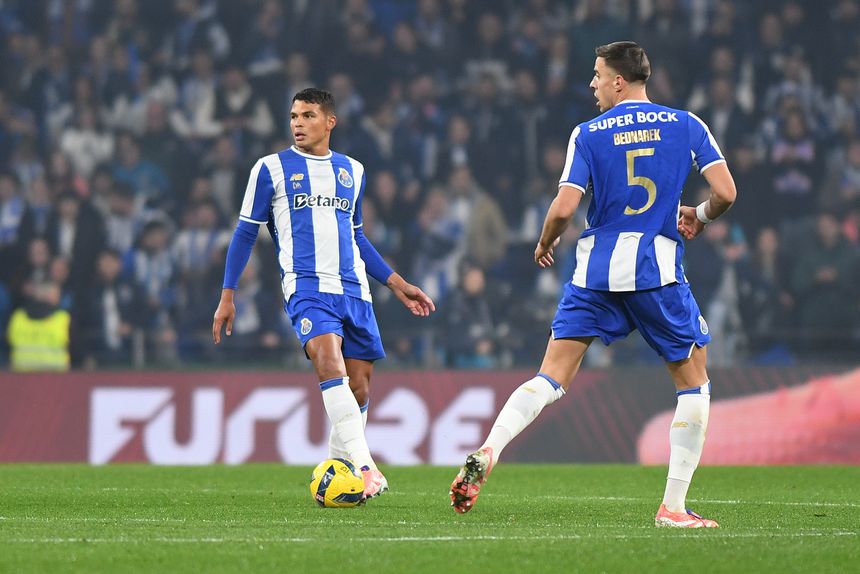 Thiago Silva e Bednarek em ação na partida frente ao Benfica - Foto: Catarina Morais/Kapta+