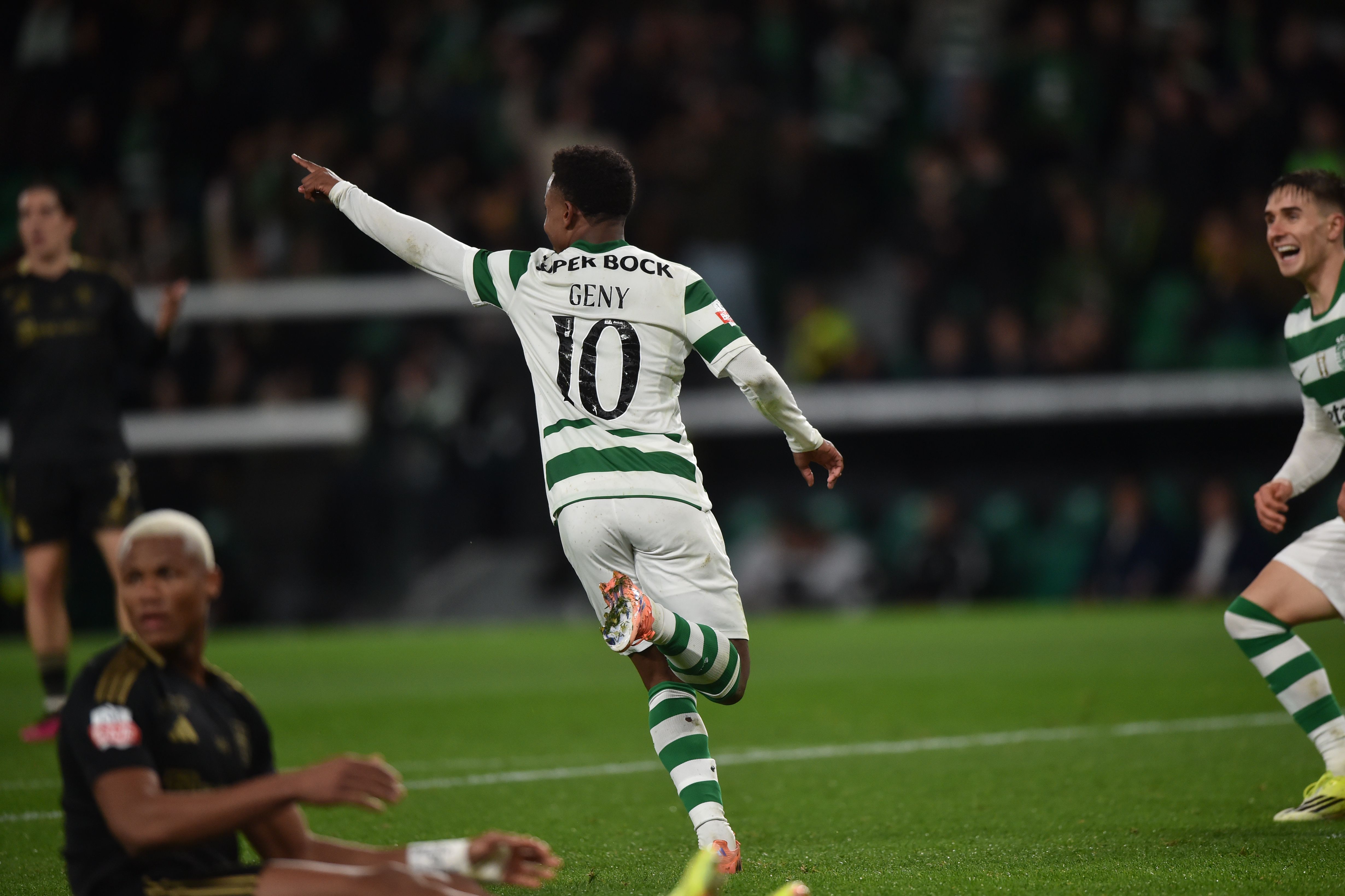 Geny Catamo marcou aos 38' e aos 43' - Foto: MIGUEL NUNES