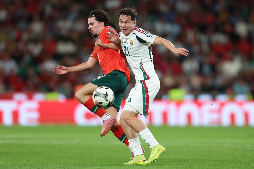 Alex Toth em duelo no meio-campo com Vitinha no Portugal-Hungria