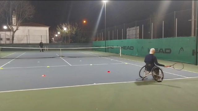 Tiago Maia a jogar ténis em cadeira de rodas