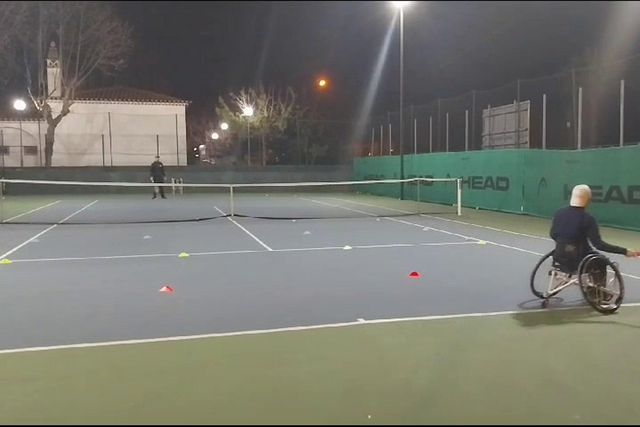 Tiago Maia a jogar ténis em cadeira de rodas