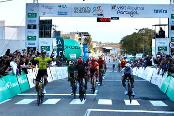 Volta ao Algarve: Van Aert vence ao sprint, Rui Oliveira foi segundo