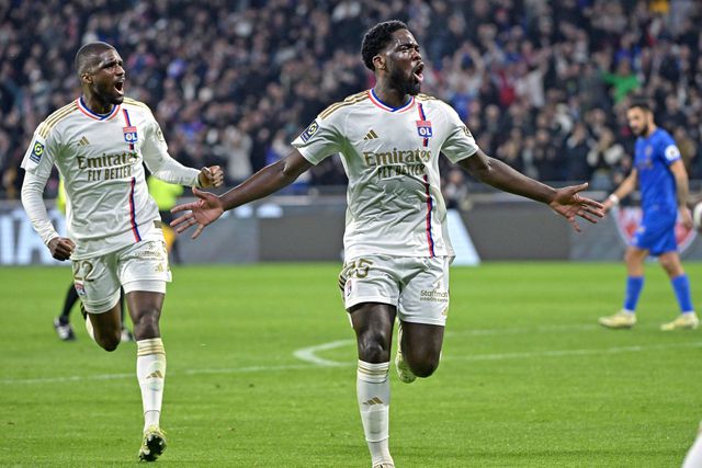 Lyon vence Nice e afasta-se da despromoção