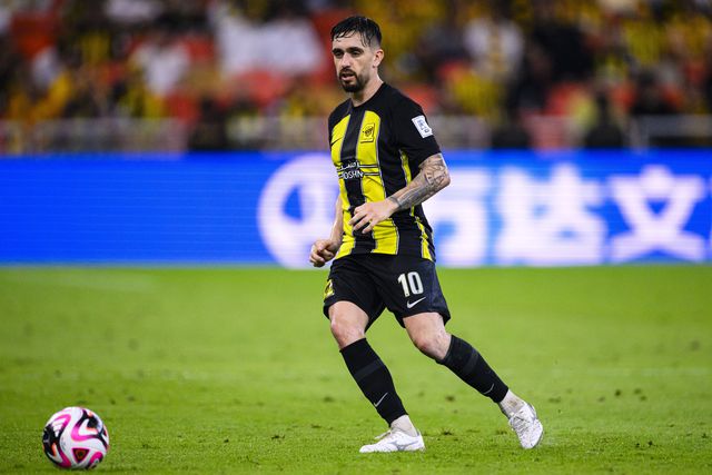 Vai ser reforço para António Oliveira e chegou ao aeroporto com... 'comboio' de malas