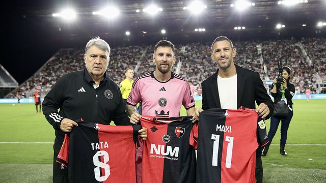 Jogadores do Newell's fizeram fila para tirar fotografia com Messi