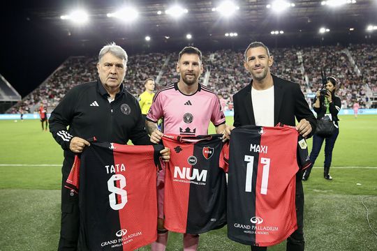 Jogadores do Newell's fizeram fila para tirar fotografia com Messi