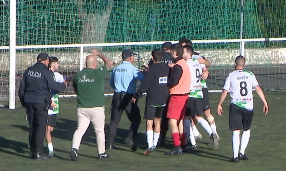Jogo entre Juventude de Gaula e Os Xavelhas foi interrompido aos 52 minutos e a PSP teve de entrar em campo para serenar os ânimos