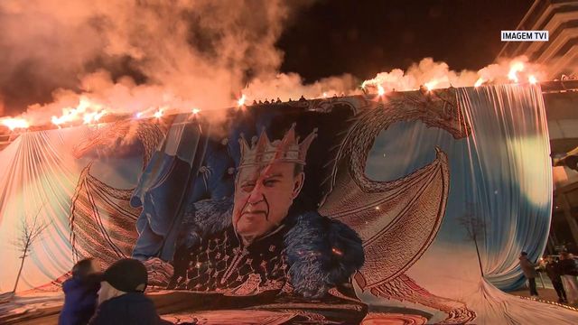 Adeptos cantam por Pinto da Costa no Dragão (vídeo)