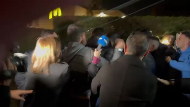 Conceição deixa velório de Pinto da Costa 'escoltado' por adeptos (vídeo)