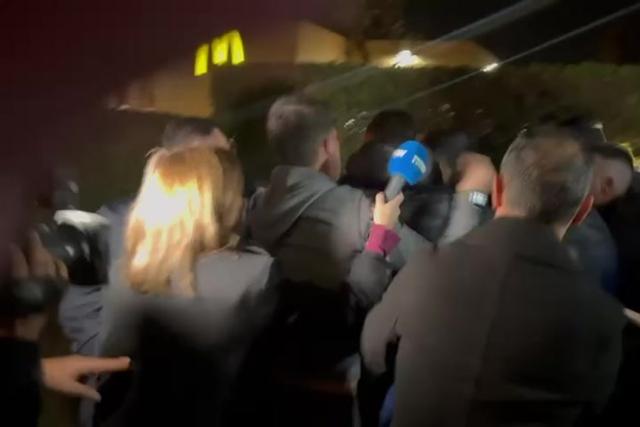 Conceição deixa velório de Pinto da Costa 'escoltado' por adeptos (vídeo)