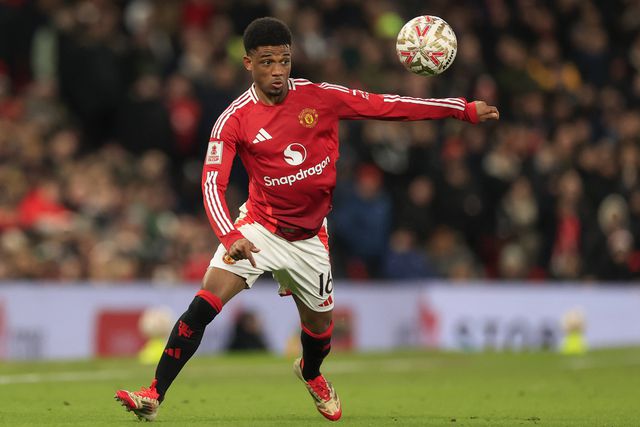 Amad Diallo controla a bola durante um jogo do Manchetser United