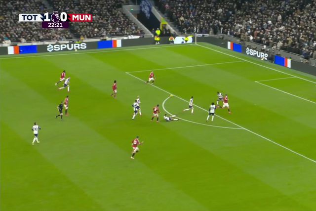 Vídeo: com tudo para marcar, Garnacho rematou... por cima!