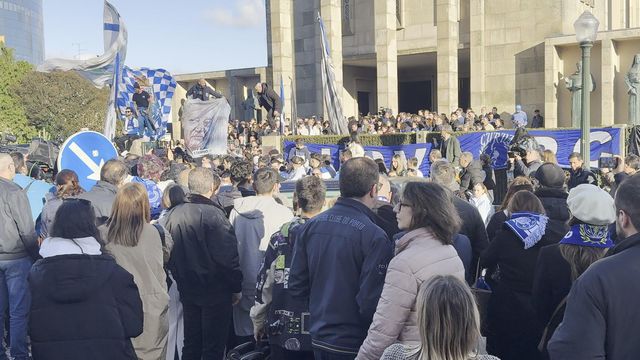 Centenas gritam por Pinto da Costa na chegada da urna à igreja (vídeo)