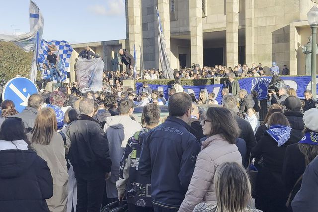 Centenas gritam por Pinto da Costa na chegada da urna à igreja (vídeo)