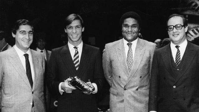 Gomes, jogador do FC Porto, vencedor da Bota de Ouro, epoca 1984/85, com Eusebio e Pinto da Costa, presidente do clube (dir). Foto datada de Novembro de 1985 (A BOLA)
