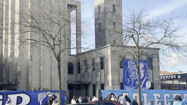 Claques do FC Porto 'decoram' igreja para o velório de Pinto da Costa