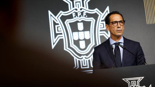 Pedro Proença, que na última sexta-feira venceu as eleições para a presidência da Federação Portuguesa de Futebol, discursa após saber que é o sucessor de Fernando Gomes como presidente da FPF