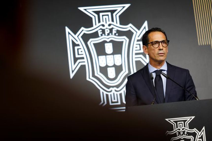 Pedro Proença, que na última sexta-feira venceu as eleições para a presidência da Federação Portuguesa de Futebol, discursa após saber que é o sucessor de Fernando Gomes como presidente da FPF