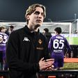 Edoardo Bove aplaude os adeptos da Fiorentina