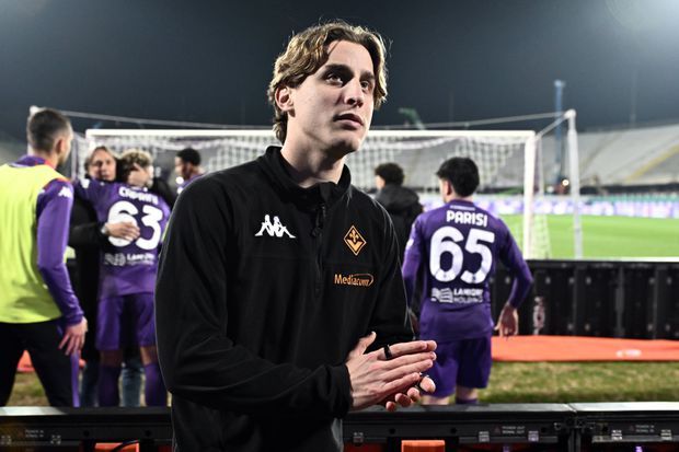 Edoardo Bove aplaude os adeptos da Fiorentina