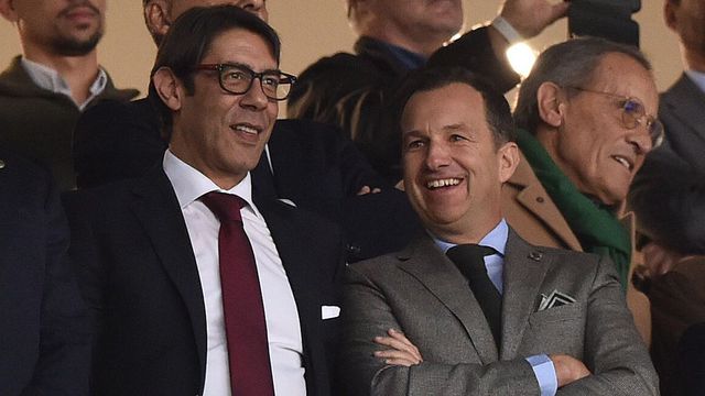 Rui Costa e Frederico Varandas riem-se um ao lado do outro, no estádio do Sporting