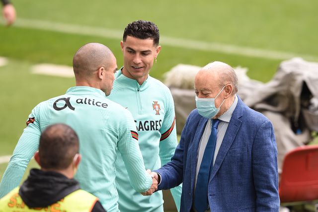 Cristiano Ronaldo com Pinto da Costa, ao lado de Pepe, pela Seleção Nacional