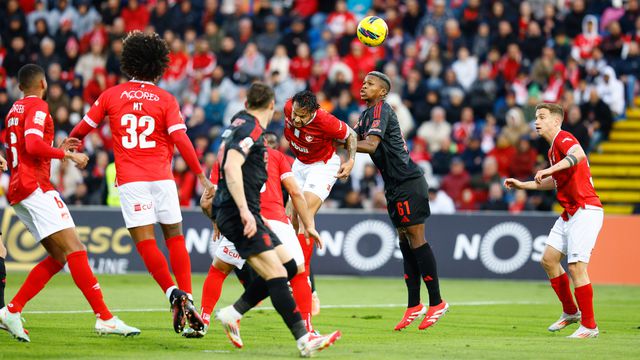Benfica venceu no reduto do Santa Clara (foto: Grafislab)