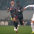 João Mendes (D) do Vitória de Guimarães disputa a bola com Roger do SC Braga durante o jogo a contar para a Primeira Liga de Futebol realizado no Estádio D. Afonso Henriques em Guimarães, 16 de fevereiro de 2025. HUGO DELGADO/LUSA