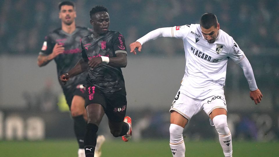 João Mendes (D) do Vitória de Guimarães disputa a bola com Roger do SC Braga durante o jogo a contar para a Primeira Liga de Futebol realizado no Estádio D. Afonso Henriques em Guimarães, 16 de fevereiro de 2025. HUGO DELGADO/LUSA
