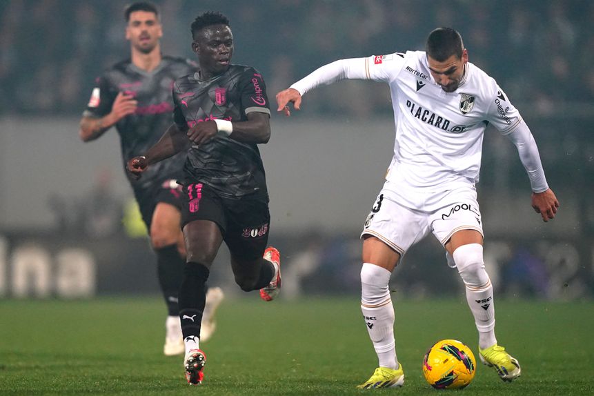 João Mendes (D) do Vitória de Guimarães disputa a bola com Roger do SC Braga durante o jogo a contar para a Primeira Liga de Futebol realizado no Estádio D. Afonso Henriques em Guimarães, 16 de fevereiro de 2025. HUGO DELGADO/LUSA
