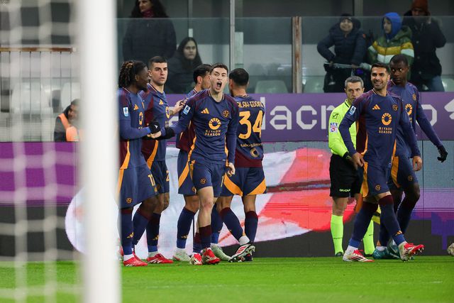 Jogadores da Roma a celebrarem o golo de Soulé